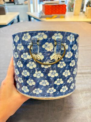 A Chinese Dehua blue and white vase, two containers and a 'prunus on cracked ice' vase, Kangxi mark, 18/19th C. — 照片 5