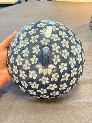 A Chinese Dehua blue and white vase, two containers and a 'prunus on cracked ice' vase, Kangxi mark, 18/19th C. — 照片 8