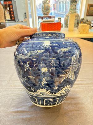 A Chinese Dehua blue and white vase, two containers and a 'prunus on cracked ice' vase, Kangxi mark, 18/19th C. — 照片 10