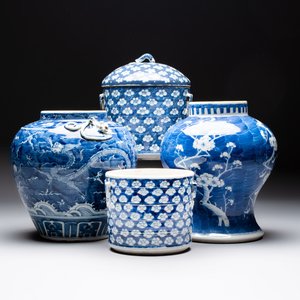 A Chinese Dehua blue and white vase, two containers and a 'prunus on cracked ice' vase, Kangxi mark, 18/19th C. — 照片 1