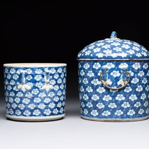 A Chinese Dehua blue and white vase, two containers and a 'prunus on cracked ice' vase, Kangxi mark, 18/19th C. — 照片 11