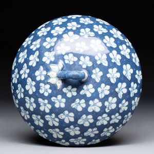 A Chinese Dehua blue and white vase, two containers and a 'prunus on cracked ice' vase, Kangxi mark, 18/19th C. — 照片 14