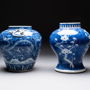 A Chinese Dehua blue and white vase, two containers and a 'prunus on cracked ice' vase, Kangxi mark, 18/19th C. — 照片 2