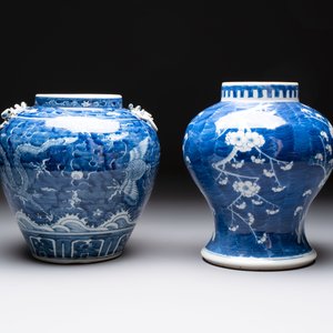 A Chinese Dehua blue and white vase, two containers and a 'prunus on cracked ice' vase, Kangxi mark, 18/19th C. — 照片 3