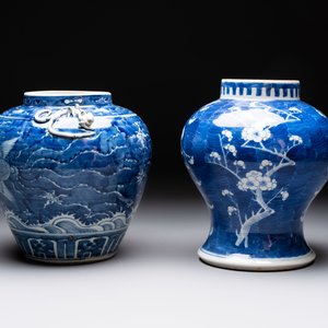 A Chinese Dehua blue and white vase, two containers and a 'prunus on cracked ice' vase, Kangxi mark, 18/19th C. — 照片 4