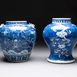 A Chinese Dehua blue and white vase, two containers and a 'prunus on cracked ice' vase, Kangxi mark, 18/19th C. — 照片 5