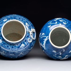 A Chinese Dehua blue and white vase, two containers and a 'prunus on cracked ice' vase, Kangxi mark, 18/19th C. — 照片 6