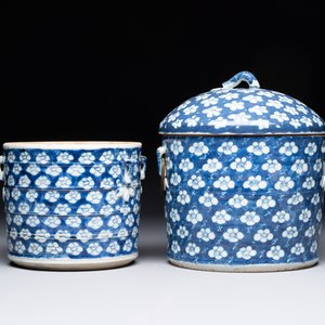 A Chinese Dehua blue and white vase, two containers and a 'prunus on cracked ice' vase, Kangxi mark, 18/19th C. — 照片 8