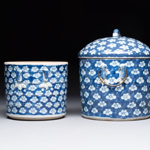 A Chinese Dehua blue and white vase, two containers and a 'prunus on cracked ice' vase, Kangxi mark, 18/19th C. — 照片 9