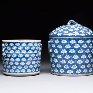 A Chinese Dehua blue and white vase, two containers and a 'prunus on cracked ice' vase, Kangxi mark, 18/19th C. — 照片 10