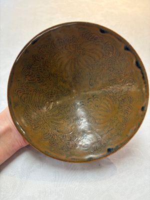 A Chinese Ding-type persimmon-glazed bowl with incised floral design, possibly Song — foto 1