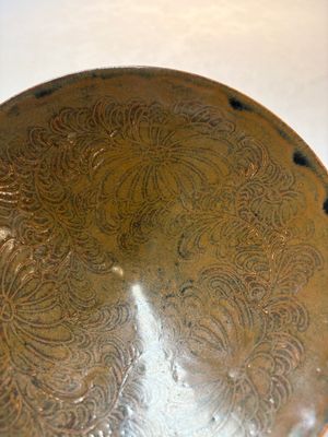 A Chinese Ding-type persimmon-glazed bowl with incised floral design, possibly Song — foto 2
