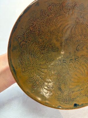 A Chinese Ding-type persimmon-glazed bowl with incised floral design, possibly Song — foto 3