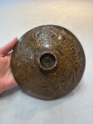 A Chinese Ding-type persimmon-glazed bowl with incised floral design, possibly Song — foto 5