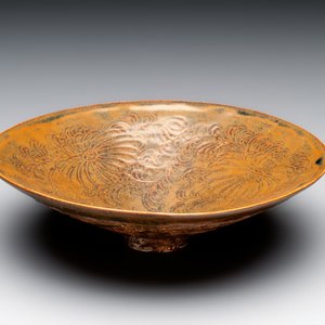 A Chinese Ding-type persimmon-glazed bowl with incised floral design, possibly Song — foto 1