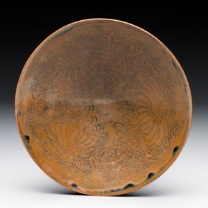 A Chinese Ding-type persimmon-glazed bowl with incised floral design, possibly Song — foto 2