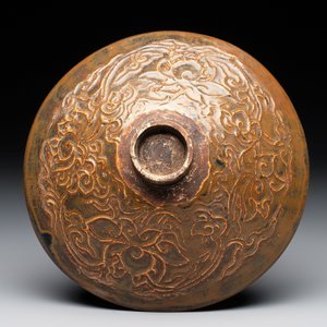 A Chinese Ding-type persimmon-glazed bowl with incised floral design, possibly Song — foto 3