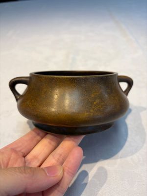 A Chinese double-handled bronze incense burner, Xuande mark, 17/18th C. — photo 1