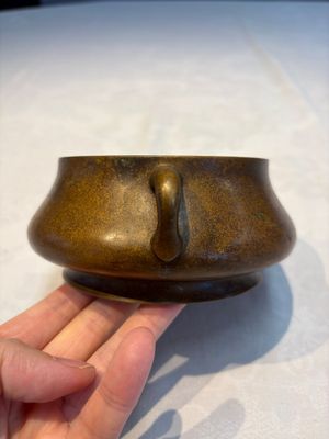A Chinese double-handled bronze incense burner, Xuande mark, 17/18th C. — photo 2