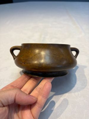 A Chinese double-handled bronze incense burner, Xuande mark, 17/18th C. — photo 3
