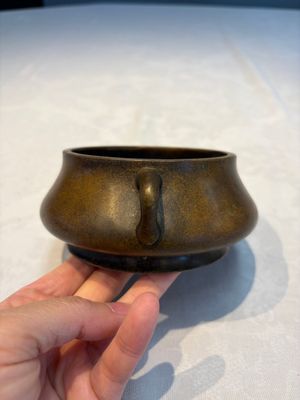 A Chinese double-handled bronze incense burner, Xuande mark, 17/18th C. — photo 4