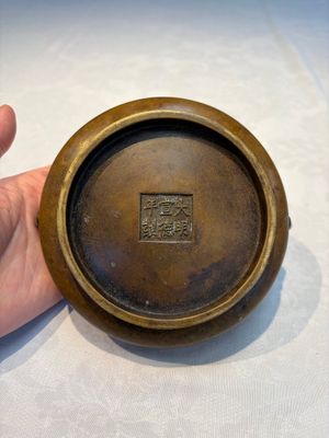 A Chinese double-handled bronze incense burner, Xuande mark, 17/18th C. — photo 7