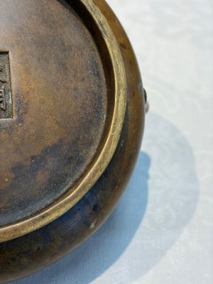 A Chinese double-handled bronze incense burner, Xuande mark, 17/18th C. — photo 10