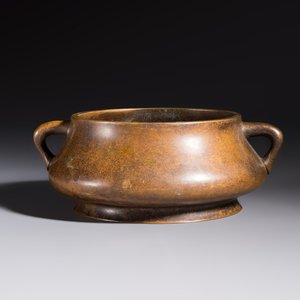 A Chinese double-handled bronze incense burner, Xuande mark, 17/18th C. — photo 1