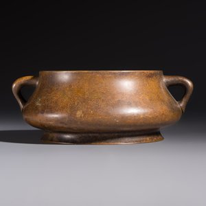 A Chinese double-handled bronze incense burner, Xuande mark, 17/18th C. — photo 2