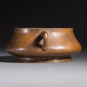 A Chinese double-handled bronze incense burner, Xuande mark, 17/18th C. — photo 3