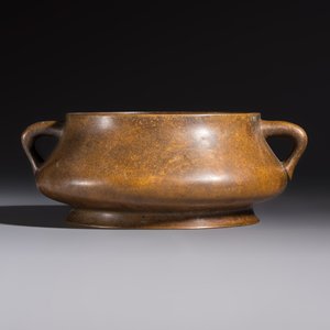 A Chinese double-handled bronze incense burner, Xuande mark, 17/18th C. — photo 4