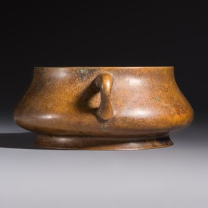 A Chinese double-handled bronze incense burner, Xuande mark, 17/18th C. — photo 5