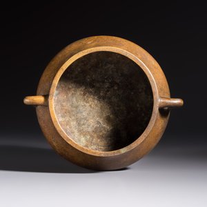 A Chinese double-handled bronze incense burner, Xuande mark, 17/18th C. — photo 6