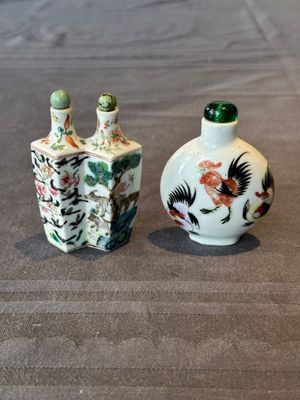 A Chinese double losange-shaped '12 zodiac animals' snuff bottle and a 'roosters' snuff bottle, 19th C. — foto 1