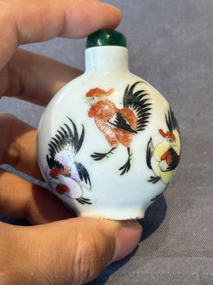 A Chinese double losange-shaped '12 zodiac animals' snuff bottle and a 'roosters' snuff bottle, 19th C. — foto 11