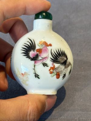 A Chinese double losange-shaped '12 zodiac animals' snuff bottle and a 'roosters' snuff bottle, 19th C. — foto 12