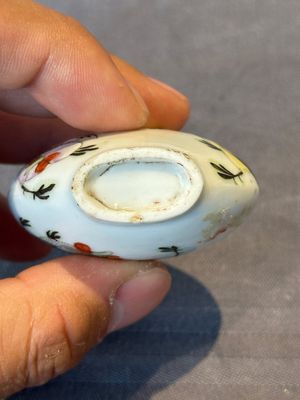 A Chinese double losange-shaped '12 zodiac animals' snuff bottle and a 'roosters' snuff bottle, 19th C. — foto 14