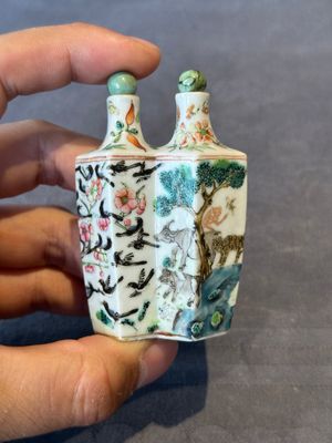A Chinese double losange-shaped '12 zodiac animals' snuff bottle and a 'roosters' snuff bottle, 19th C. — foto 2