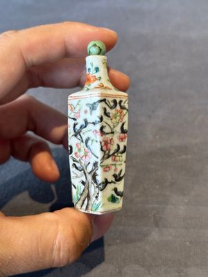 A Chinese double losange-shaped '12 zodiac animals' snuff bottle and a 'roosters' snuff bottle, 19th C. — foto 3
