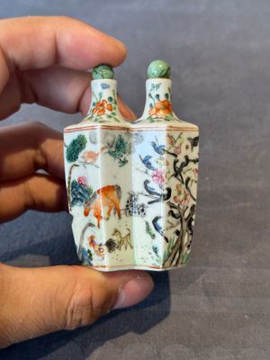 A Chinese double losange-shaped '12 zodiac animals' snuff bottle and a 'roosters' snuff bottle, 19th C. — foto 4