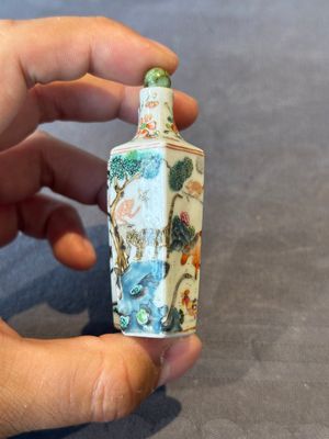 A Chinese double losange-shaped '12 zodiac animals' snuff bottle and a 'roosters' snuff bottle, 19th C. — foto 5