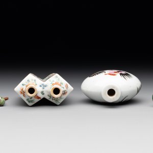 A Chinese double losange-shaped '12 zodiac animals' snuff bottle and a 'roosters' snuff bottle, 19th C. — foto 5