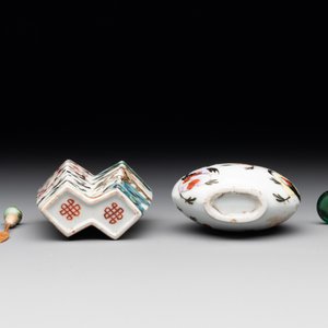 A Chinese double losange-shaped '12 zodiac animals' snuff bottle and a 'roosters' snuff bottle, 19th C. — foto 6