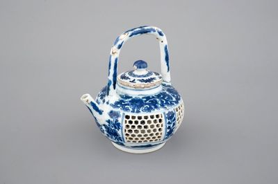 Une théière travaillé en ajour en porcelaine de Chine, époque Kangxi, ca. 1700