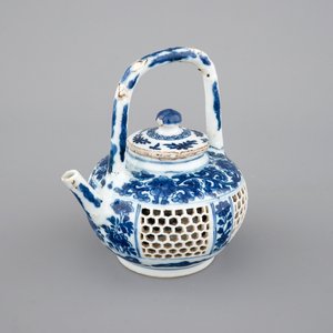 A Chinese double-walled blue and white teapot, Kangxi, ca. 1700 — photo 1