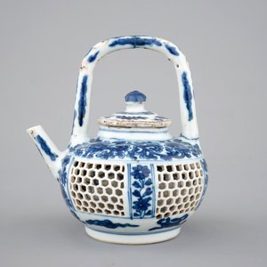 A Chinese double-walled blue and white teapot, Kangxi, ca. 1700 — photo 2