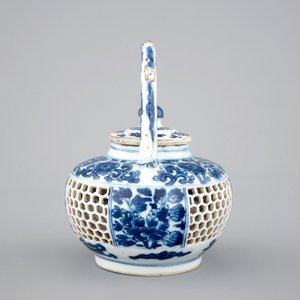 A Chinese double-walled blue and white teapot, Kangxi, ca. 1700 — photo 3