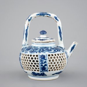 A Chinese double-walled blue and white teapot, Kangxi, ca. 1700 — photo 4