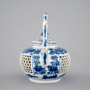 A Chinese double-walled blue and white teapot, Kangxi, ca. 1700 — photo 5