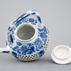 A Chinese double-walled blue and white teapot, Kangxi, ca. 1700 — photo 6